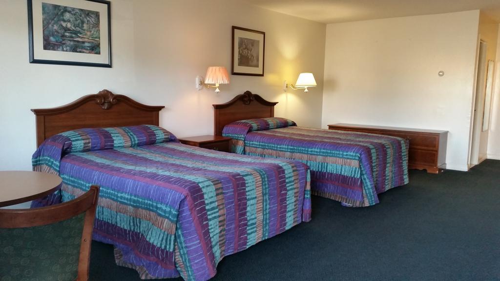 Budget Motor Inn- Stony Point Room photo